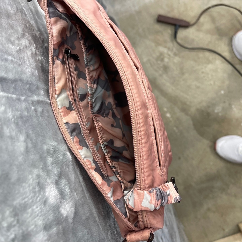 LUG Flare Crossbody Bag Quilted Blush Pink Padded Lightweight Travel Purse - Picture 9 of 10